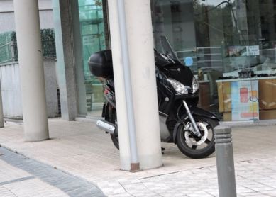 Motos de gran cilindrada en la acera