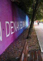 Jardín y tierra con restos de pintura