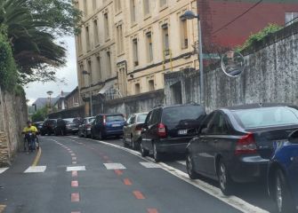 Coches invaden a diario Bidegorri y acera