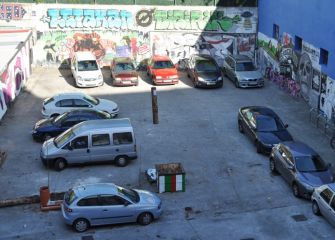 Coches mal aparcados en Larrotxene