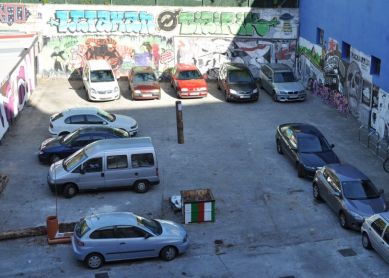Coches mal aparcados en Larrotxene