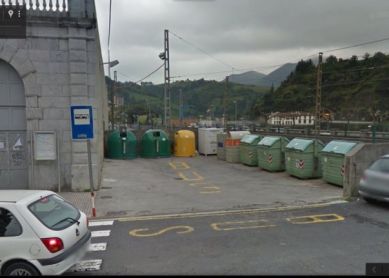 ¿Contenedores y parada de autobús en Deba?