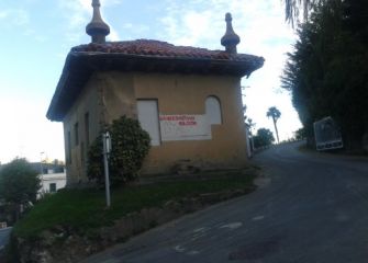 Publicidad proxeneta sexista pintada en un muro