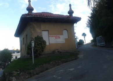 Publicidad proxeneta sexista pintada en un muro