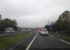 Ubicacion muy peligrosa de una señal de trafico. Literalmente clavada en la carretera 