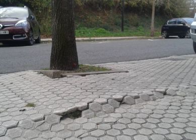 Aceras en mal estado en Iparhaizea