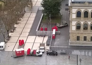 Urinarios en la vía pública para el cotillón de Tabakalera