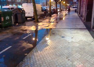 Calle Balleneros llena de charcos