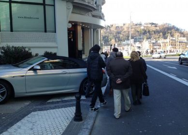 El lujo y la arrogancia.