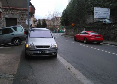 Más coches obstaculizando 