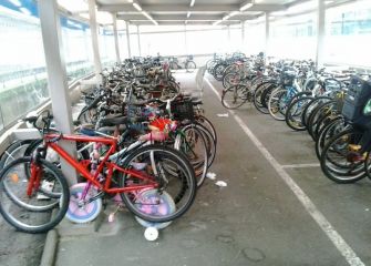 Colapso del parking de bicis de Euskotren en la plaza Easo