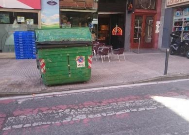 Contenedor dispuesto a pasar por el paso cebra