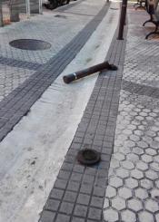 Bolardos rotos y oxidados en Bertsolari Txirrita