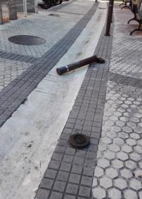 Bolardos rotos y oxidados en Bertsolari Txirrita