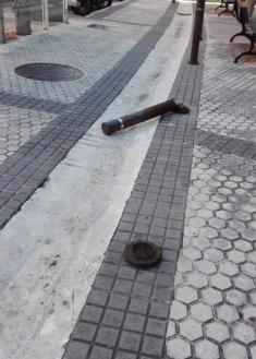 Bolardos rotos y oxidados en Bertsolari Txirrita