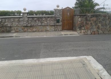 Faltan las rayas  de un paso cebra en  Duque  de Baena, 39