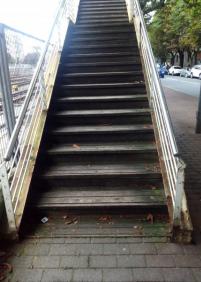 Pasarela que cruza por encima de las vías del Topo