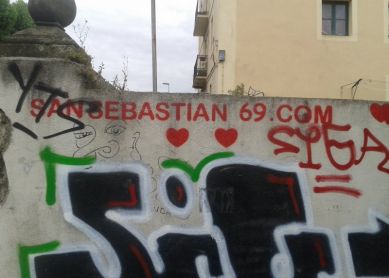 Pintada sexista proxeneta  patriarcalista  Paseo Aiete 14-16