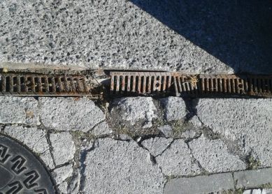 Salida residencia Sanitas a acera