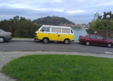 Alquilan una furgoneta aparcada en San Sebastián para que la gente duerma 
