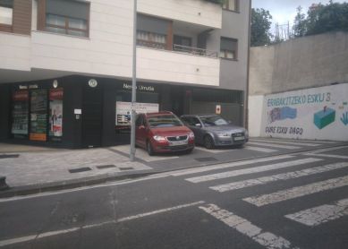 Aparcamiento en la acera en Mutriku