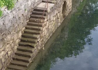 Escaleras de acceso al río  la altura del puente Mundaiz