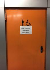 Baños de los parking cerrados