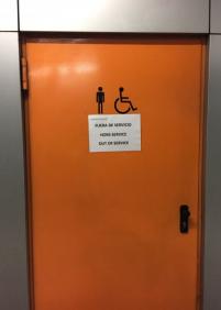 Baños de los parking cerrados