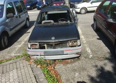 Parking universidad vehículo sin matricula