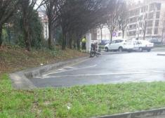 Limpiadores municipales orinando en sitios públicos