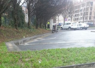 Limpiadores municipales orinando en sitios públicos