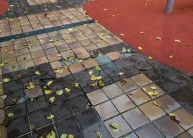 ¿Amara intenta avanzar con el suelo roto y resbaladizo?