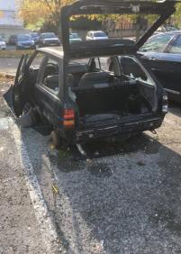 Parking UPV Ibaeta Antiguo continúa vehículo sin retirar