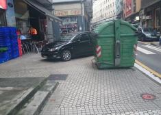 Acera ocupada en Azkuene