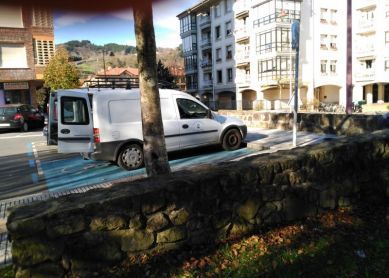 Vehiculo del Ayuntamiento aparca en plaza de Minusvalidos