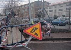 Obras en la entrada del colegio en Errenteria