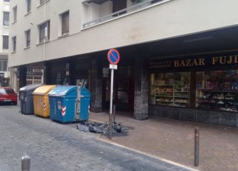 Contenedores peligrosamente cerca de las viviendas en Calle Trueba 7