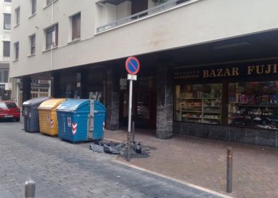 Contenedores peligrosamente cerca de las viviendas en Calle Trueba 7