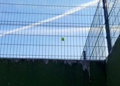 Verja inadecuada para frontón de Pagola