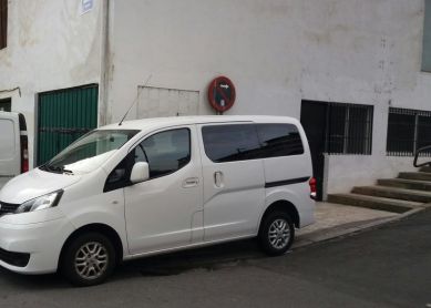 Aparcamientos en la acera