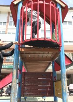 Columpios rotos e inaccesibles 