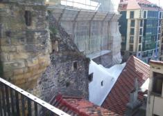 La muralla de Donosti tapada con silicona blanca