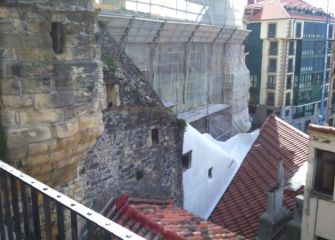 La muralla de Donosti tapada con silicona blanca