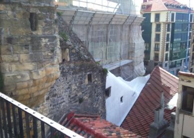 La muralla de Donosti tapada con silicona blanca
