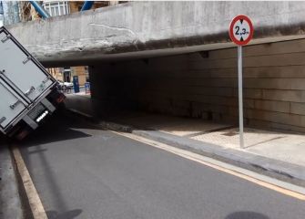 Otro furgón más accidentado en el túnel del apeadero de Gros al lado de los juzgados