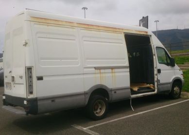 Parkings de áreas de servicio de la A8, convertidos en desguaces