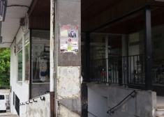 Realizan la obra de ampliacion de la acera y ..