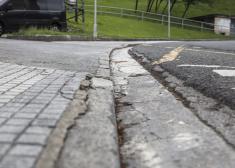 Acceso deteriorado a aparcamiento público