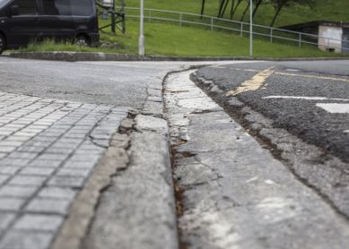 Acceso deteriorado a aparcamiento público