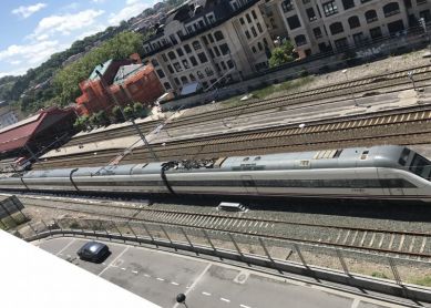 Ruido molesto de trenes parados en las vías del tren